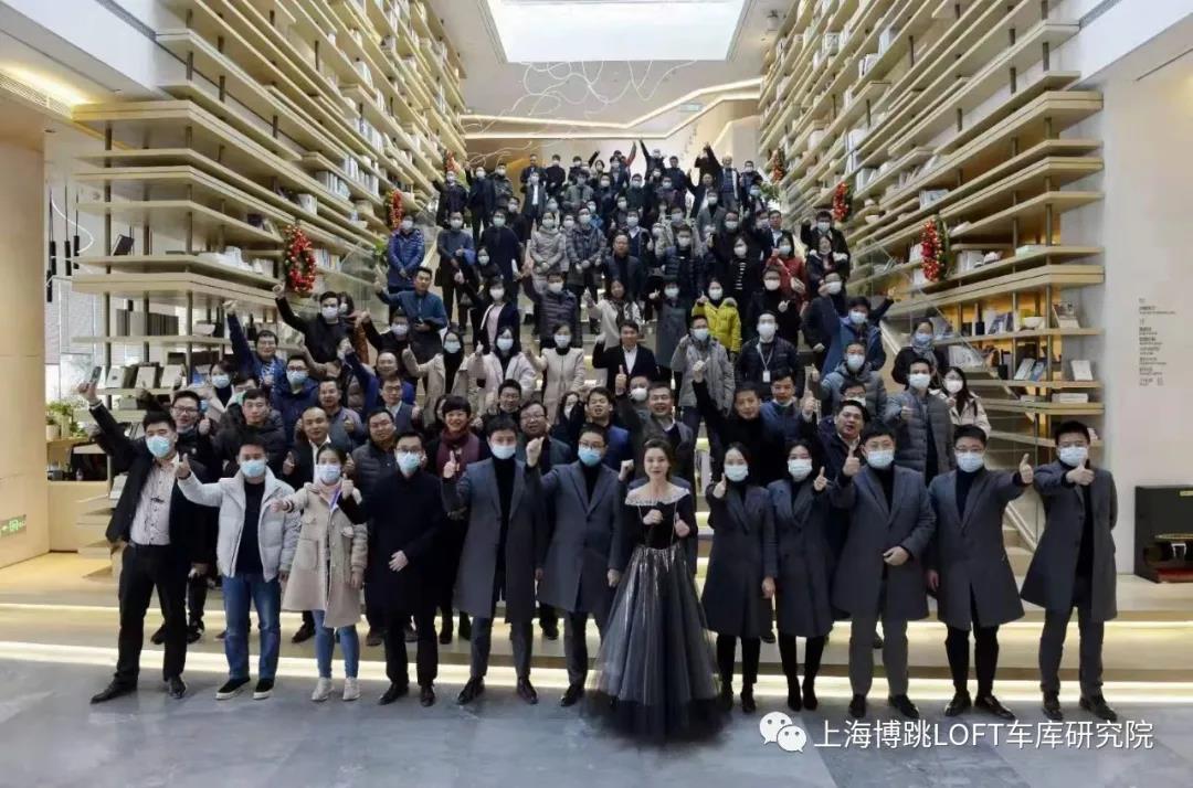 石柱全国一百多人在华侨城汉口道6号参观研讨LOFT专利车库技术！